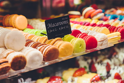 macarrons cuits, menjar, elecció, menjar i beguda, venda al detall, botiga, variació, frescor, menjar dolç, dolç, multicolor, a la venda, postres, arranjament, negocis, abundància, gran grup d'objectes, visualització al detall, negoci petit, en fila, a l'interior, cap gent, macarró, consumisme, venda, temptació, ordre, vitrina, 5K, CC0, domini públic, lliure de regalies