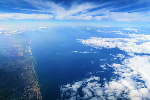 awan, tinggi, langit, alam, indah, suasana, udara, laut, hitam, unit tempat tinggal, kota, awan - langit, keindahan di alam, scenics - alam, biru, adegan yang tenang, ketenangan, air, tidak ada orang, hari, idilis, tampak atas, sinar matahari, di luar rumah, tampilan sudut rendah, adegan non-urban, cloudscape, kelembutan, 5K, CC0, domain publik, bebas royalti
