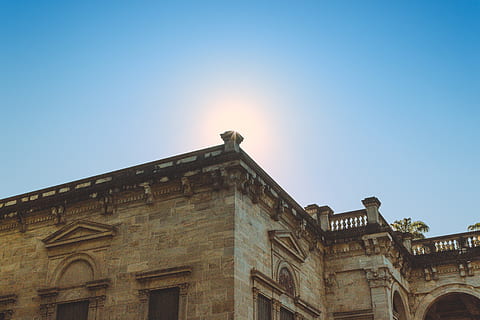 edificio in cemento marrone, architettura, costruzione, castello, guglia, campanile, Torre, forte, archeologia, parete, all'aperto, Torre campanaria, colonna, pilastro, cupola, monumento, monastero, alloggiamento, finestra, ardesia, terrazza, cielo, Inquadratura dal basso, struttura costruita, cielo sereno, esterno dell'edificio, natura, copia spazio, nessuno, il passato, storia, luce del sole, giorno, blu, vecchio, animale, temi animali, vertebrato, 5K, CC0, dominio pubblico, privo di copyright