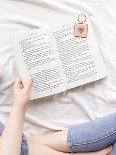 libro aperto, una persona, pubblicazione, persone reali, libro, parte del corpo umano, testo, mano umana, vista dall'alto, in casa, detenzione, stili di vita, mano, carta, attività di svago, comunicazione, formazione scolastica, lettura, parte del corpo, donne, dito, studiando, 4K, CC0, dominio pubblico, privo di copyright
