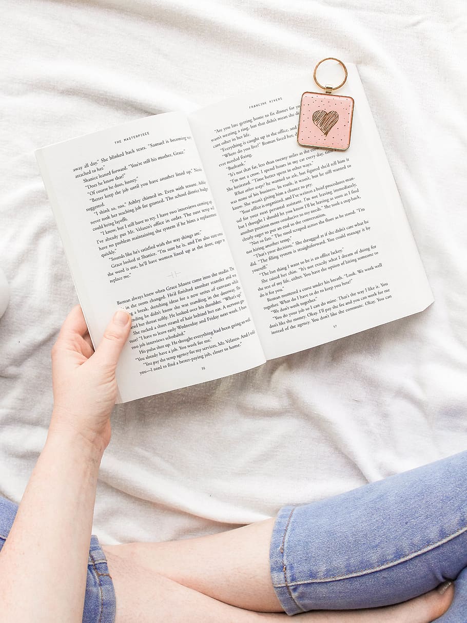 libro aperto, una persona, pubblicazione, persone reali, libro, parte del corpo umano, testo, mano umana, vista dall'alto, in casa, detenzione, stili di vita, mano, carta, attività di svago, comunicazione, formazione scolastica, lettura, parte del corpo, donne, dito, studiando, 4K