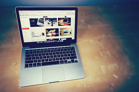 portàtil, ordinador, MacBook, poma, negocis, escriptori, Internet, tecnologia, tecnologia sense fils, comunicació, connexió, a l'interior, cap gent, monitor d’ordinador, xarxa d’ordinadors, equips informàtics, modern, sol objecte, dispositiu d’informació portàtil, accessibilitat, taula, naturalesa, 5K, CC0, domini públic, lliure de regalies