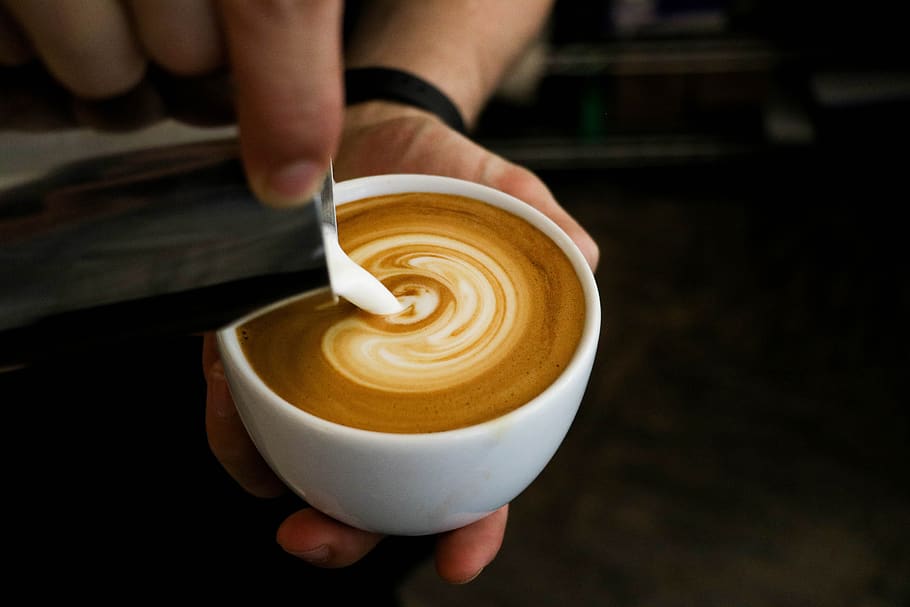 begudes, cafeïna, cafè, tassa, beure, llet, cafè - beguda, menjar i beguda, refresc, tassa de cafè, mà humana, mà, beguda espumosa, part del cos humà, celebració, una persona, beguda calenta, art escumat, cappuccino, producte diari, latte, barista, dit, 5K