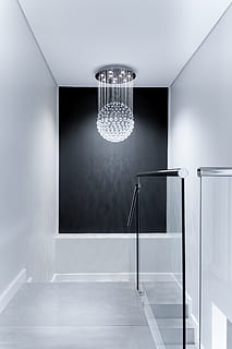 araña de downlight blanco, apartamento, arquitectura, techo, limpiar, contemporáneo, corredor, diseño, puerta, vacío, piso, vaso, sala, adentro, dentro, interior, diseño de interiores, lámpara, ligero, moderno, habitación, espacio, escalera, pared, blanco, equipo de iluminación, nadie, casa, cuarto doméstico, pared - característica de la construcción, lujo, estructura construida, reflexión, metal, interior de la casa, material de vidrio, brillante, ausencia, interior de escaparate de casa, el color blanco, color plateado, lámpara eléctrica, acero, 4K, CC0, dominio público, libre de derechos