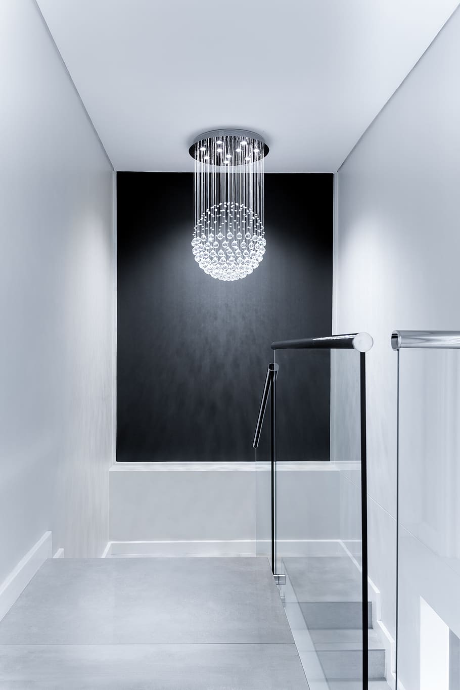 aranya de llum blanca, apartament, arquitectura, sostre, netejar, contemporani, passadís, disseny, porta, buit, pis, vidre, sala, a l'interior, endins, interior, disseny d'interiors, llum, modern, habitació, espai, escales, paret, blanc, equips d’il·luminació, sòls, cap gent, casa, habitació domèstica, funció de construcció de parets, luxe, estructura construïda, reflexió, metall, interior de casa, vidre - material, brillant, absència, interior de l'aparador, Color blanc, color plata, llum elèctrica, acer, 4K