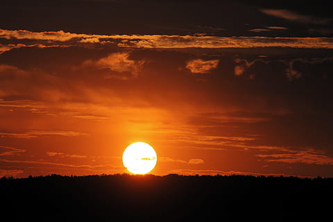 gün batımı, ufuk, bulutlar, orman, Portakal, güneş diski, doğa, peyzaj, ruh hali, altın, lavabo, batmak, akşam ışığı, Güneş, ışık, atmosfer, atmosferik, romantik, gökyüzü, arka fon, boyama, manzaralar - doğa, doğada güzellik, bulut - gökyüzü, turuncu renk, sakin sahne, Güneş ışığı, siluet, huzur, pastoral, kentsel olmayan sahne, çevre, insansız, dramatik gökyüzü, açık havada, daire, romantik gökyüzü, parlak, 4K, CC0, kamu malı, telif ücretsiz