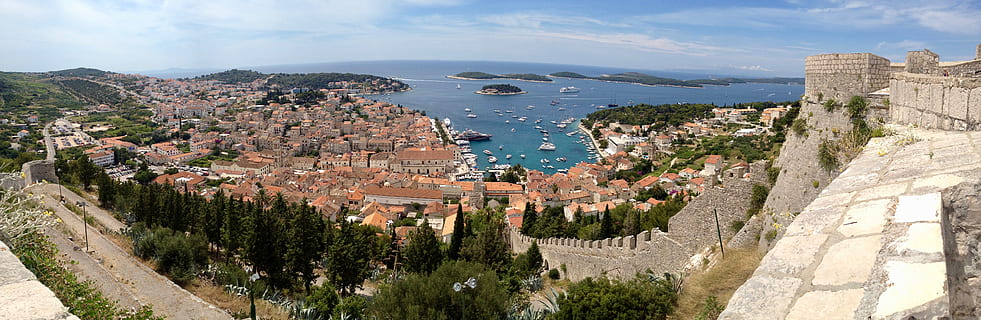 Kroatien, hvar, Fort, Teilt, Panorama-, Panorama, Hafen, Wasser, Gebäudehülle, die Architektur, Gebäude, Reiseziele, Meer, Stadt, gebaute Struktur, Land, High Angle View, Natur, Strand, Wohngegend, Geschichte, Reise, die Vergangenheit, Himmel, Baum, Landschaft, Stadtbild, draußen, keine Leute, 5K, CC0, gemeinfrei, lizenzfrei