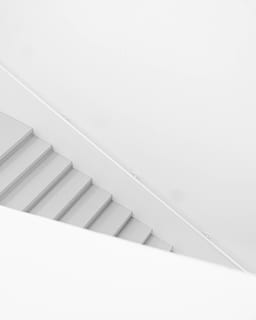 escales blanques, arquitectura, a l'interior, cap gent, còpia espai, Color blanc, patró, passos i escales, escala, estructura construïda, barana, funció de construcció de parets, primer pla, dia, vista d’angle alt, marc complet, edifici, natura morta, sostre, 4K, CC0, domini públic, lliure de regalies