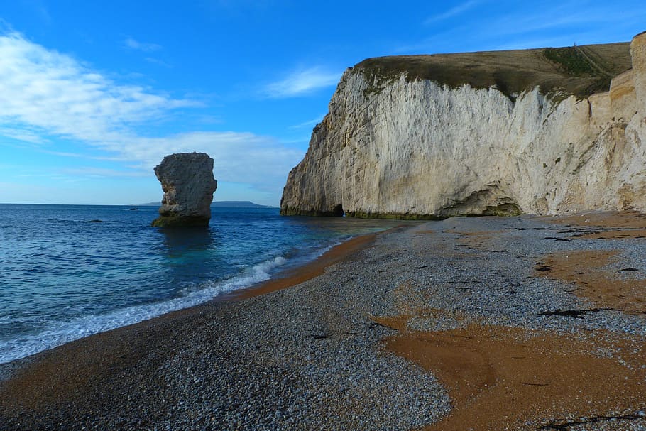 dorset, porta durdle, platja, pila de guix, festa, badia, aigua, cel, mar, rock, escenics - natura, bellesa a la natura, terra, rock - object, escena tranquil·la, sòlid, formació de roca, tranquil·litat, horitzó sobre l’aigua, núvol - cel, naturalesa, horitzó, penya-segat, idíl·lic, cap gent, a l'aire lliure, litoral rocós, erosionat, pila de roca, 4K