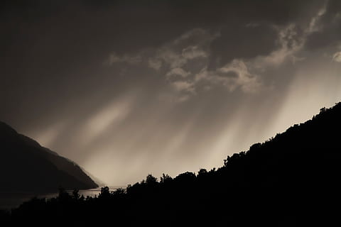 straal, berg-, bomen, silhouet, wolken, hemel, schoonheid in de natuur, wolk - lucht, scenics - natuur, kalmte, storm, rustige scène, boom, geen mensen, stormwolk, natuur, lage hoekweergave, fabriek, milieu, dramatische hemel, idyllisch, niet-stedelijke scène, buitenshuis, donker, kracht in de natuur, onheilspellend, 5K, CC0, publiek domein, royaltyvrij