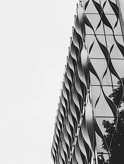 arquitectura, edifici, urbà, patrons, bnw, blanc i negre, contemporani, cel, dia, vista d’angle baix, cel clar, exterior de l'edifici, còpia espai, patró, naturalesa, cap gent, estructura construïda, metall, a l'aire lliure, característica arquitectònica, disseny, modern, ciutat, forma, destinacions de viatge, 5K, CC0, domini públic, lliure de regalies