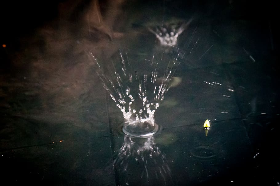 splash, aigua, tirar, fum - estructura física, il·luminat, moviment, focs artificials, vidre - material, nit, explosió, naturalesa, cap gent, a l'aire lliure, celebració, exposició llarga, transparent, primer pla, reflexió, arquitectura, exhibició de focs artificials, focs artificials - objecte fet per l'home, 2K