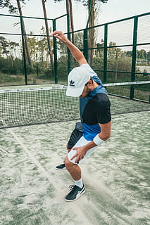 uomo, indossare, blu, nero, camicia girocollo, azione, attivo, attività, atleta, attraente, sfondo, berretto, Abiti, moda, in forma, fitness, divertimento, gioco, tipo, salutare, tempo libero, stile di vita, maschio, modello, movimento, netto, persona, giocatore, ricreazione, gli sport, sportivo, in piedi, estate, tennis, una persona, persone reali, lunghezza intera, uomini, attività di svago, maschi, stili di vita, giorno, sport, abbigliamento casual, ragazzi, giocando, recinto, infanzia, natura, bambino, capi di abbigliamento, barriera, all'aperto, 4K, CC0, dominio pubblico, privo di copyright