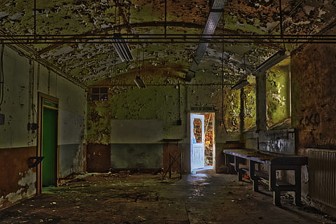 architettura, Casa, abbandonato, finestra, camera, porta, legna, costruzione, luce, posti persi, pforphoto, decaduto, malaticcio, ospedale, Uscita di emergenza, tavoli da pranzo, laboratorio, buio, umore, trascurato, atmosfera, vecchio edificio, posti abbandonati, vecchio, dimenticare, cadente, squallido, rotto, intemperie, cupo, passato, rovinare, vuoto, luogo abbandonato, transitorietà, transitorio, decadimento, rottura, distruzione, graffiti, sporco, hdr, danneggiato, in casa, corri giù, struttura costruita, cattiva condizione, obsoleto, deterioramento, declino, rovinato, nessuno, soffitto, disordinato, demolito, infausto, 4K, CC0, dominio pubblico, privo di copyright