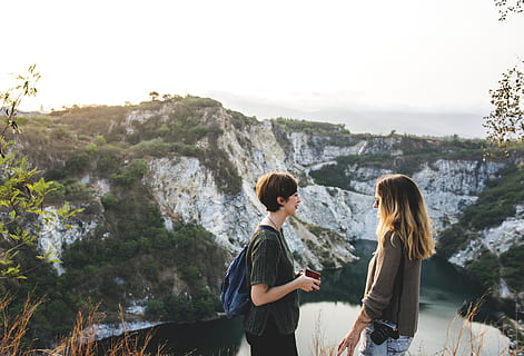 dua, perempuan, kedudukan, menghadap, danau, petualangan, ransel, backpacker, backpacking, dom, teman, persahabatan, kebahagiaan, liburan, perjalanan, wanita, waktu luang, gaya hidup, orang-orang, berbicara, bersama, kebersamaan, air, orang sungguhan, kegiatan waktu luang, alam, anak muda, scenics - alam, keindahan di alam, dua orang, wanita muda, dewasa, panjang tiga perempat, batu - benda, batu, tampilan samping, teknologi nirkabel, di luar rumah, gaya rambut, 5K, CC0, domain publik, bebas royalti