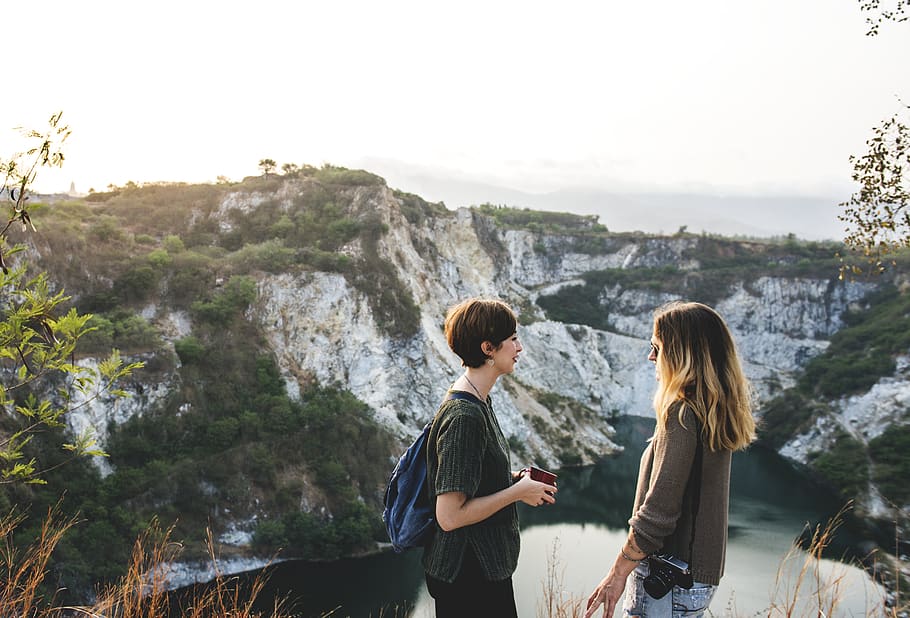 Due, donne, in piedi, prospiciente, lago, avventura, zaino, zaino in spalla, backpacking, dom, amici, amicizia, ragazze, felicità, vacanza, viaggio, signora, tempo libero, stile di vita, persone, parlare, insieme, solidarieta, acqua, persone reali, stili di vita, attività di svago, natura, giovane adulto, scenics - natura, bellezza nella natura, due persone, giovani donne, adulto, tre quarti, roccia - oggetto, roccia, vista laterale, tecnologia wireless, all'aperto, acconciatura, 5K