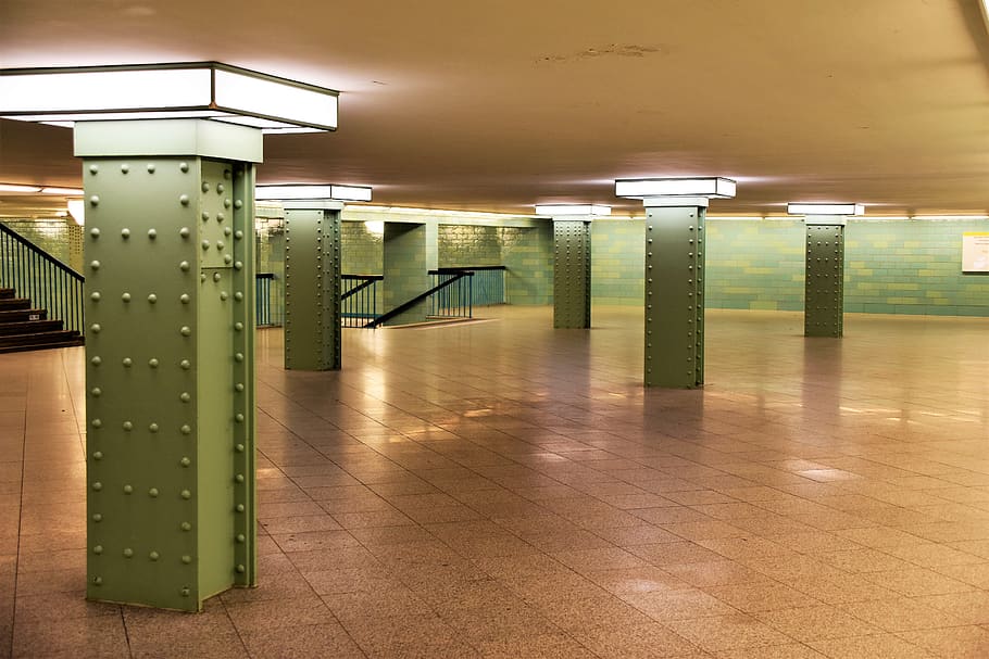 habitació il·luminada, sòls, pis, edifici, arquitectura, a l'interior, habitació, il·luminació, passadís, bahnhof alexanderplatz, Alemanya, soterrani, habitatge, estació de tren, ciutat, urbà, columna, pilar, porta, llum, colorit, il·luminat, equips d’il·luminació, estructura construïda, columna arquitectònica, metro, cap gent, color verd, llum elèctrica, transport, sostre, buit, seguretat, funció de construcció de parets, transport públic, sòl de rajoles, 5K