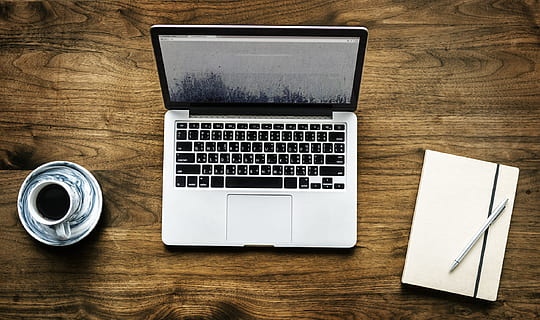 Kaffee, Kommunikation, Computer, Verbindung, Tasse, Täglich, Gerät, Digital, Getränk, genießen, flach liegen, Flatlay, Hobby, Zuhause, heisses Getränk, Internet, Tastatur, Laptop, Freizeit, Lebensstil, Medien, Becher, Netzwerk, niemand, Notizbuch, Objekt, Tabelle, kabellose Technologie, Technologie, Holz - Material, Computerausrüstung, drinnen, keine Leute, Computer Tastatur, tragbares Informationsgerät, Schreibtisch, Möbel, High Angle View, Essen und Trinken, Stillleben, 1080P, CC0, gemeinfrei, lizenzfrei
