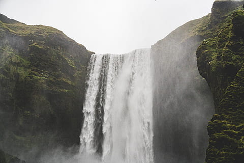 Engel falder, vand, natur, udendørs, flod, vandfald, island, klint, tåge, græs, rejse, Skogafoss, grøn, tapet, eventyr, fritids aktiviteter, ocean, hav, kystlinjen, kyst, vejr, flydende vand, lang eksponering, scenics - natur, skønhed i naturen, bevægelse, bjerg, sløret bevægelse, strøm, dag, miljø, magt i naturen, flyder, klippe, ingen mennesker, ikke-urbane scene, faldende vand, formation, 4K, CC0, offentligt domæne, royaltyfrie