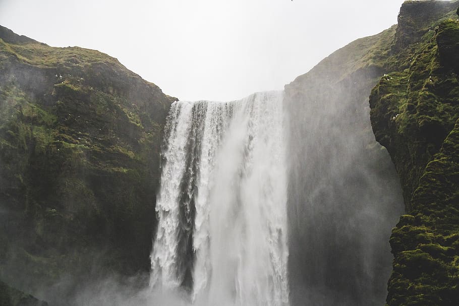 Engel falder, vand, natur, udendørs, flod, vandfald, island, klint, tåge, græs, rejse, Skogafoss, grøn, tapet, eventyr, fritids aktiviteter, ocean, hav, kystlinjen, kyst, vejr, flydende vand, lang eksponering, scenics - natur, skønhed i naturen, bevægelse, bjerg, sløret bevægelse, strøm, dag, miljø, magt i naturen, flyder, klippe, ingen mennesker, ikke-urbane scene, faldende vand, formation, 4K