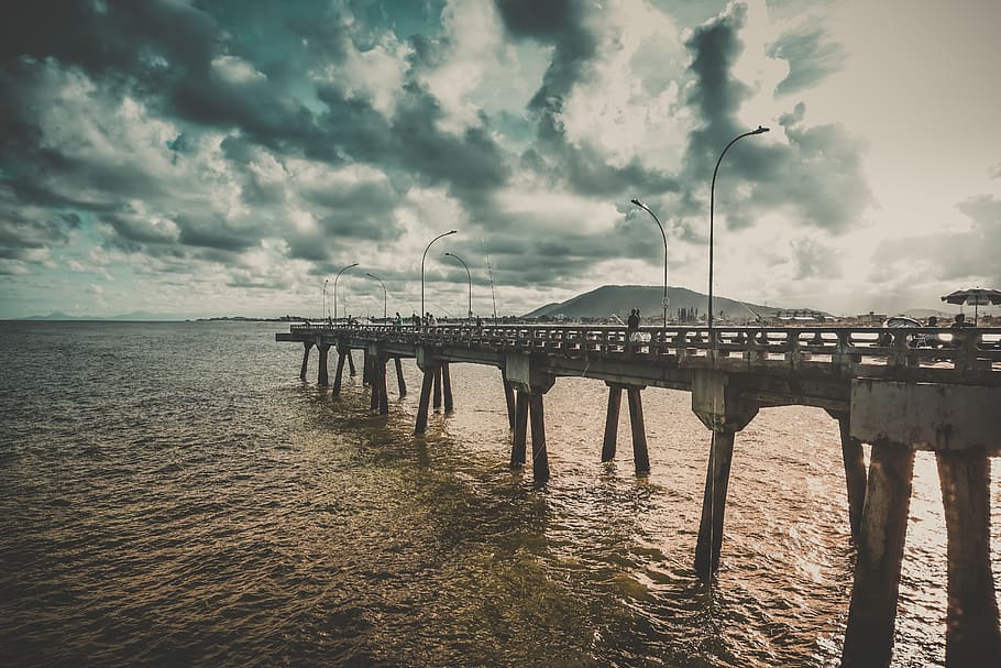 pont, envoltat, aigua, platja, núvols foscos, alba, moll, tarda, embarcador, llum, oceà, reflexió, mar, paisatge marí, vora del mar, cel, sol, posta de sol, núvol - cel, estructura construïda, arquitectura, naturalesa, bellesa a la natura, escenics - natura, tranquil·litat, connexió, escena tranquil·la, davant del mar, terra, cap gent, pont - estructura feta per l'home, 5K