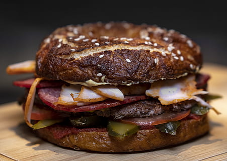 hampurilainen, ruskea, pinta-, ruoka, leipä, leivos, suolarinkilä, deli-liha, elintarvikkeiden valokuvaus, pepperoni, pulla, voileipä, pannukakku, Brie, sianliha, pekoni, makeiset, aamiainen, cornbread, myymälä, herkkukauppa, valmis syömään, ruoka ja juoma, liha, Pikaruoka, epäterveellinen syöminen, sisällä, studio ammuttu, lähikuva, tuoreus, leikkuulauta, keskittyä etualalle, ei ihmisiä, hemmottelu, puu - materiaali, ateria, naudanliha, noutoruoka, musta tausta, houkutus, juustohampurilainen, välipala, 4K, CC0, public domain, rojaltivapaa