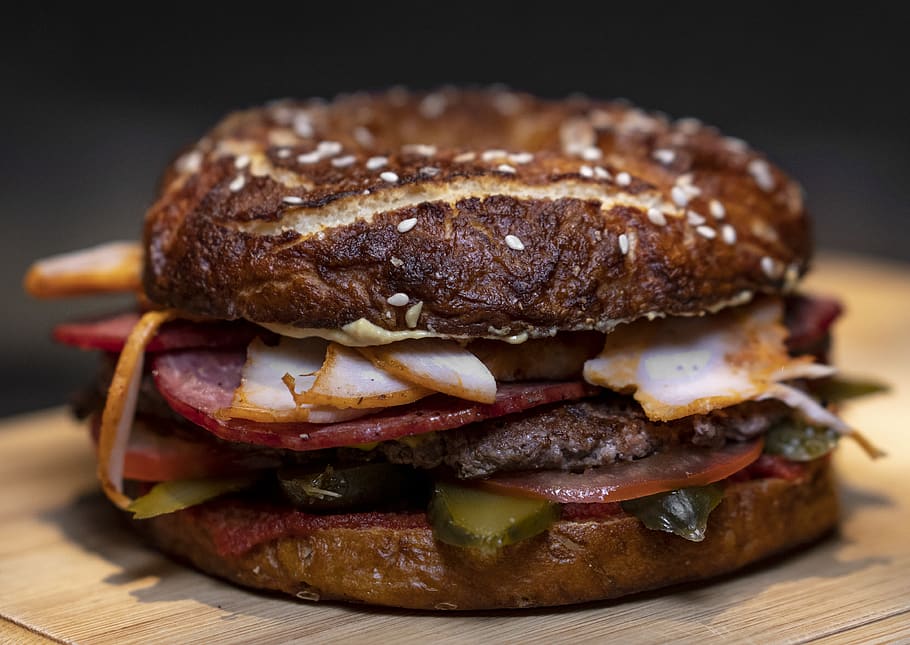 hamburger, hnědý, povrch, jídlo, chléb, bagel, preclík, deli maso, fotografování potravin, pepperoni, drdol, sendvič, lívanec, brie, vepřové, slanina, cukrovinky, cukroví, snídaně, kukuřičný chléb, prodejna, deli, připraven jíst, jídlo a pití, maso, Fast Food, nezdravé stravování, uvnitř, studio shot, detail, svěžest, prkénko, zaměřit se na popředí, nikdo, požitek, dřevo - materiál, hovězí, vyndat jídlo, černé pozadí, pokušení, cheeseburger, Svačina, 4K