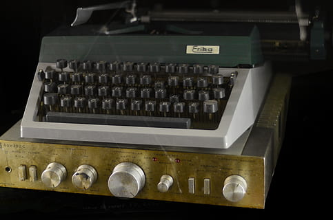 tastatur, hardware, elektronik, computer tastatur, computer hardware, computer, tekst, tech, retro, gammel, maskinskrivning, forfatter, indendørs, kogeplade, forstærker, stereoanlæg, Skærm, overvåge, tape player, ingen mennesker, teknologi, tæt på, høj vinkel visning, stilleben, musik, bestille, i en række, maskineri, beholder, flaske, arrangement, udstyr, stor gruppe af objekter, forretning, historie, boks, 4K, CC0, offentligt domæne, royaltyfrie