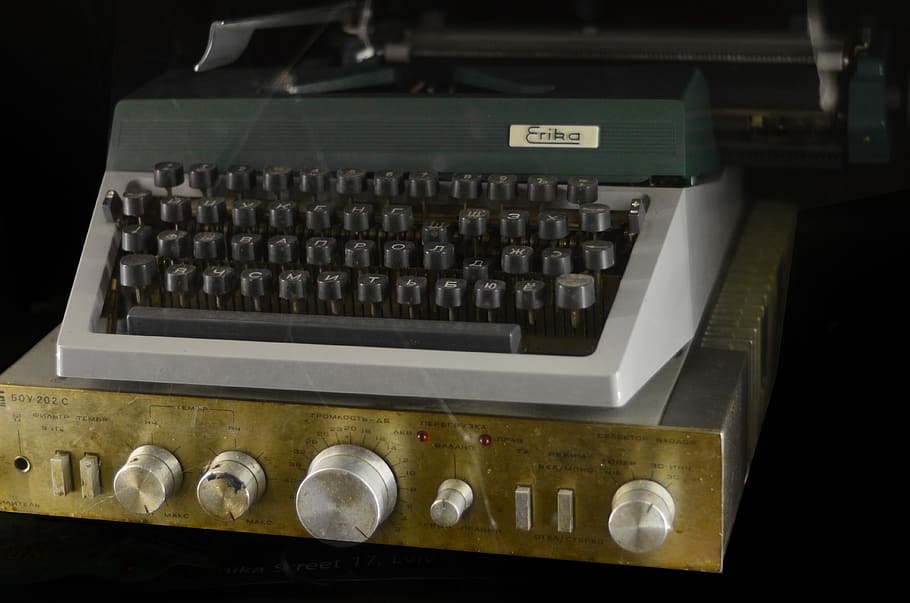teclat, maquinari, electrònica, teclat d’ordinador, maquinari de l'ordinador, ordinador, text, tecnologia, retro, vell, escriure, escriptor, a l'interior, placa de cuina, amplificador, estèreo, pantalla, monitor, reproductor de cintes, cap gent, primer pla, vista d’angle alt, natura morta, música, ordre, en fila, maquinària, contenidor, ampolla, arranjament, equipament, gran grup d'objectes, negocis, història, Caixa, 4K