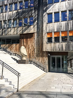 tomme trapper, arkitektur, bygget struktur, bygge eksteriør, dag, bygning, vindu, rekkverk, ingen folk, by, trapp, sollys, utendørs, boligområde, natur, utsikt bakover, klær, fravær, gangsti, 2K, CC0, offentlig domene, opphavsrett gratis