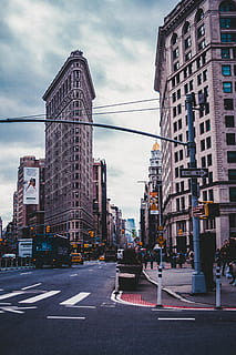edificio di ferro da stiro, esterno dell'edificio, architettura, struttura costruita, città, mezzi di trasporto, strada, cielo, cartello, segnaletica stradale, simbolo, nuvola - cielo, costruzione, marcatura, attraversamento, attraversamento pedonale, via della città, giorno, modo di trasporto, natura, all'aperto, edificio per uffici esterno, grattacielo, nessuno, luce, 5K, CC0, dominio pubblico, privo di copyright