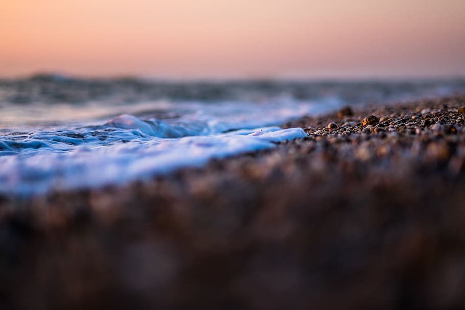 vora de la platja, França, grayan-et-l'hôpital, aigua, mar, còdols, oceà, a l'aire lliure, Costa, naturalesa, planta, flora, herba, platja, posta de sol, enfocament selectiu, terra, cel, cap gent, bellesa a la natura, primer pla, sòlid, tranquil·litat, rock, moviment, escenics - natura, nivell superficial, blau, rock - object, 4K