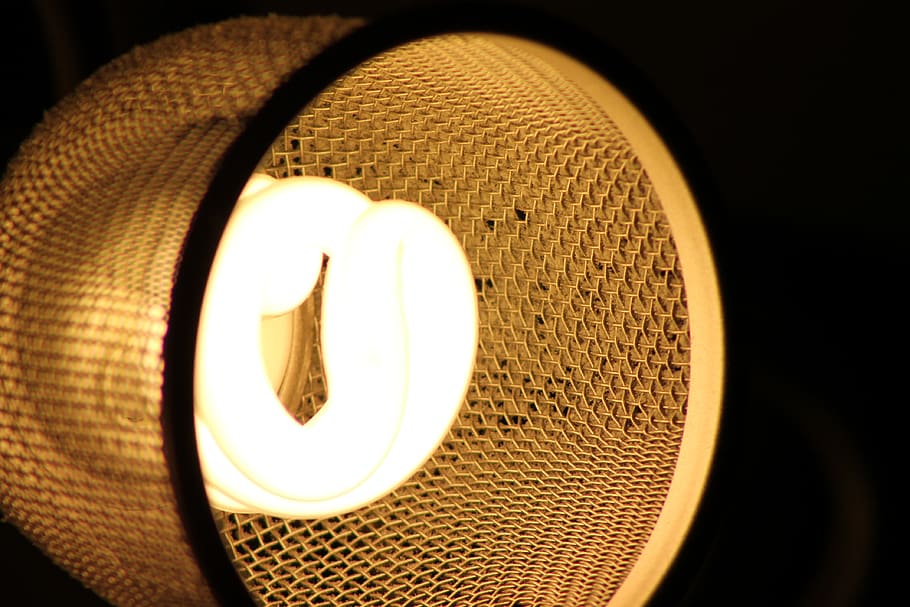 llum, dinàmic, fluorescent, brillant, groc, fons negre, equips d’il·luminació, primer pla, il·luminat, a l'interior, cap gent, tecnologia, cercle, electricitat, forma geomètrica, forma, llum elèctrica, sol objecte, natura morta, música, tir de l'estudi, energia eficient, disseny, barret, bombeta, equipament elèctric, 4K