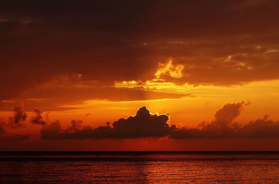 posta de sol, vespre, cel, núvols, oceà, mar, horitzó, paisatge, aigua, núvol - cel, escenics - natura, bellesa a la natura, cel dramàtic, tranquil·litat, horitzó sobre l’aigua, naturalesa, escena tranquil·la, cap gent, horitzó urbà, paisatge marí, medi ambient, idíl·lic, a l'aire lliure, fosc, color saturat, contemplació, 5K