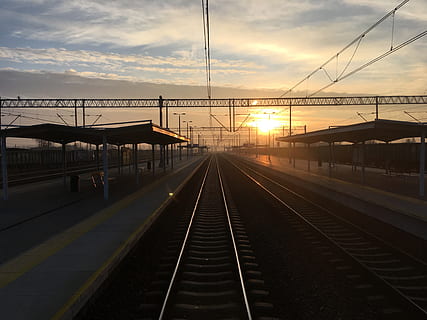 pistes, transport, pista, posta de sol, transport per ferrocarril, cel, vies del ferrocarril, estació de ferrocarril, manera de transport, núvol - cel, plataforma d’estació de ferrocarril, naturalesa, cable, arquitectura, el camí a seguir, perspectiva decreixent, direcció, connexió, electricitat, punt de fuga, estructura construïda, cap gent, a l'aire lliure, sol, recta, llarg, estació, Font d'alimentació, 4K, CC0, domini públic, lliure de regalies
