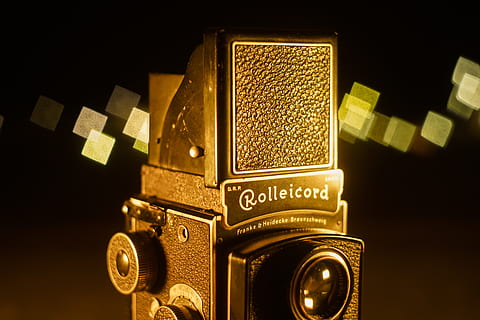 elektronikk, kamera, digitalkamera, videokamera, stropp, innendørs, interiørdesign, hylle, bronse, varemerke, logo, symbol, skjerm, LCD skjerm, vise, følge, projektor, tekst, dokument, ID kort, teknologi, kommunikasjon, nærbilde, studio skudd, ingen folk, fotografering temaer, stilleben, svart bakgrunn, retro stylet, kamera - fotografisk utstyr, vestlig skript, enkelt objekt, fokusere på forgrunnen, gul, kreativitet, sikkerhet, kunstkultur og underholdning, 5K, CC0, offentlig domene, opphavsrett gratis