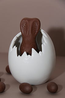 Pasqua, conill de Pasqua, ou de Pasqua, ou, xocolata, tracy, tema de pasqua, decoració de pasqua, salutació de pasqua, dolç, deliciós, gaudeix, benefici de, llebre, orelles, escotilla, a l'interior, menjar, primer pla, menjar i beguda, cap gent, menjar dolç, natura morta, taula, celebració, centrar-se en primer pla, menjar poc saludable, Color blanc, indulgència, representació, temptació, festa, 8K, CC0, domini públic, lliure de regalies