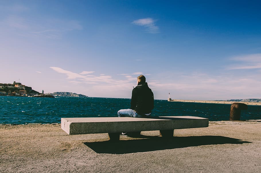 persona, portar, blau, texans, assegut, banc, platja, cel blau, núvols, línia de costa, alba, la llum del dia, horitzó, horitzontal, paisatge, llum, home, oceà, recreació, mar, vora del mar, cel, estiu, sol, posta de sol, pensaments, aigua, una persona, persones reals, naturalesa, estils de vida, activitat d'oci, llum solar, longitud completa, vista del darrere, bellesa a la natura, seient, relaxació, dia, tranquil·litat, núvol - cel, a l'aire lliure, contemplació, mirant la vista, 5K