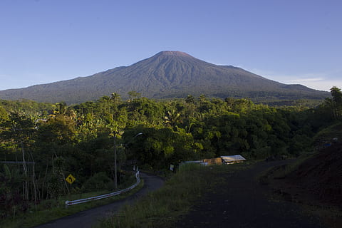 montagne, cielo blu, foresta, Giava, indonesiano, montagna, scenics - natura, pianta, albero, bellezza nella natura, vulcano, cielo, scena tranquilla, la tranquillità, paesaggio, natura, nessuno, scena non urbana, terra, ambiente, cielo sereno, all'aperto, giorno, geologia, strada, picco di montagna, cratere vulcanico, 5K, CC0, dominio pubblico, privo di copyright