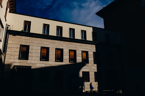 edificis marrons, arquitectura, edifici, llum solar, finestres, exterior de l'edifici, estructura construïda, finestra, cel, núvol - cel, ciutat, cap gent, vista d’angle baix, naturalesa, barri residencial, a l'aire lliure, dia, ombra, el passat, carrer, blau, història, 5K, CC0, domini públic, lliure de regalies