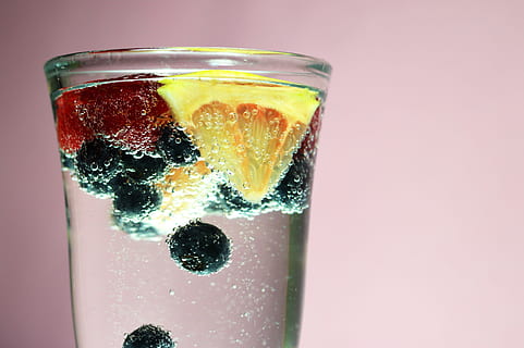 Früchte, klar, Glas, Beeren, Getränk, Blaubeeren, köstlich, Himbeeren, Himbeere, erfrischend, Erfrischung, Studioaufnahme, drinnen, Trinkglas, Obst, Essen und Trinken, Frische, Haushaltsausstattung, gesundes Essen, Lebensmittel, farbiger Hintergrund, Nahansicht, Wohlbefinden, Beerenfrucht, keine Leute, kopieren sie platz, Alkohol, Stillleben, Zitronenlimonade, 5K, CC0, gemeinfrei, lizenzfrei