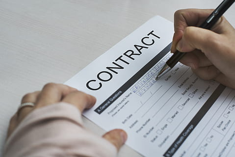 la personne, signature, contrat de contrat, adulte, formulaire de demande, fermer, engagement, composition, Les données, traiter, détail, document, faits, remplissage, la finance, mains, information, légal, formalités administratives, stylo, personnel, détail personnel, compréhension, écrire, l'écriture, main humaine, main, texte, partie du corps humain, la communication, écriture occidentale, à l'intérieur, une personne, papier, en portant, mise au point sélective, table, partie du corps, affaires, livre, doigt, 4K, CC0, domaine public, libre de droits