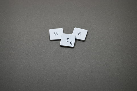 Netz, Tastatur, Schlüssel, Taste, Technologie, Text, Art, Wort, Internet, Kommunikation, Mensaje, Brief, Charakter, Kunststoff, Tasten, Digital, drinnen, keine Leute, Stillleben, grau, Freizeitspiele, High Angle View, Nahansicht, kopieren sie platz, Tabelle, Nummer, Studioaufnahme, grauer Hintergrund, Papier-, Entspannung, weiße Farbe, Kunst, Kultur und Unterhaltung, Gruppe von Objekten, Karten, 5K, CC0, gemeinfrei, lizenzfrei