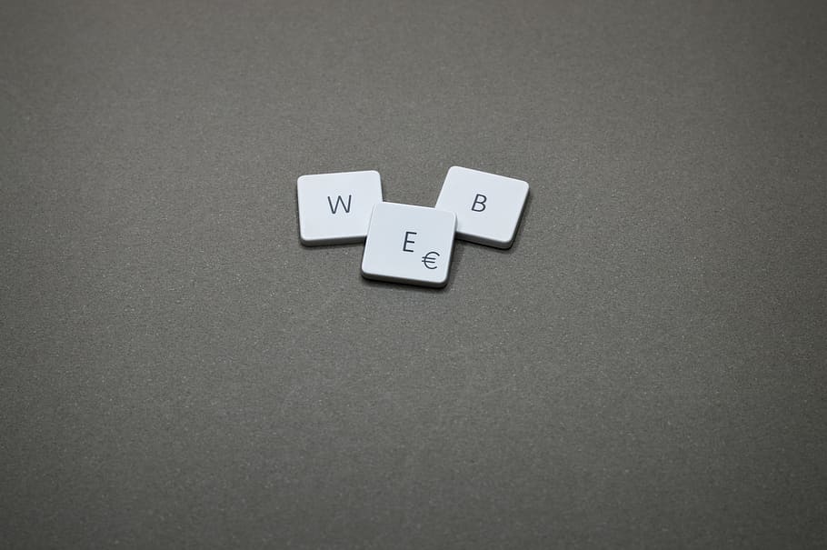 web, teclat, clau, botó, tecnologia, text, tipus, paraula, Internet, comunicació, missatge, carta, personatge, plàstic, botons, digital, a l'interior, cap gent, natura morta, gris, jocs d’oci, vista d’angle alt, primer pla, còpia espai, taula, nombre, tir de l'estudi, fons gris, paper, relaxació, Color blanc, cultura i entreteniment artístic, grup d'objectes, targetes, 5K