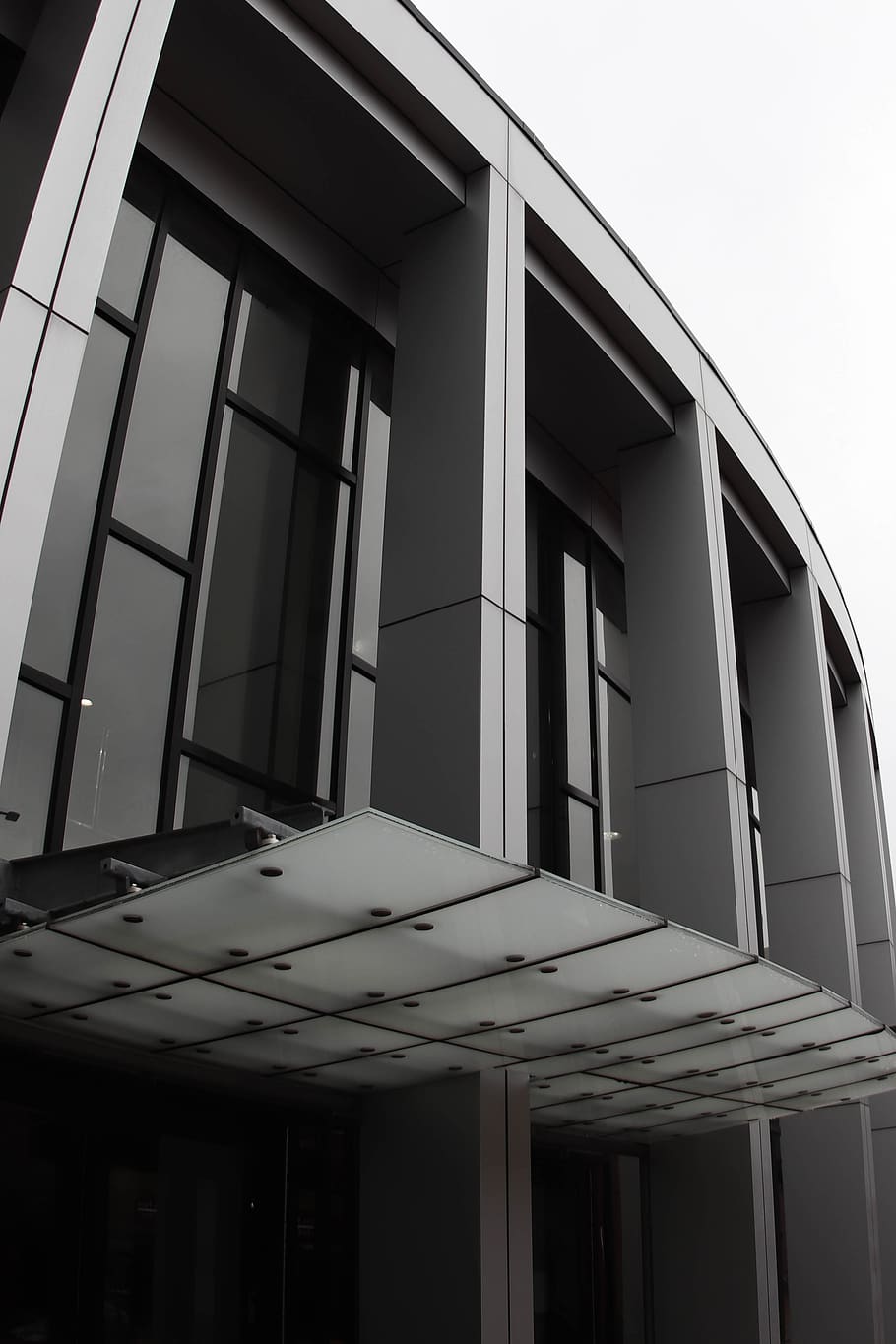 edificio in cemento grigio, architettura, struttura costruita, esterno dell'edificio, costruzione, Inquadratura dal basso, nessuno, cielo, giorno, finestra, vetro - materiale, moderno, città, all'aperto, natura, cielo sereno, ufficio, modello, edificio per uffici esterno, riflessione, luce del sole, 4K