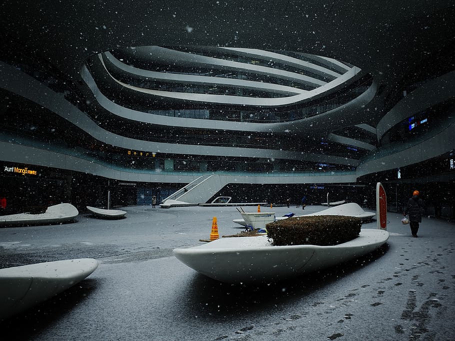 bygning interiør, human, person, køretøj, båd, transportmidler, bygning, by-, by, metropol, arkitektur, kontorbygning, natur, udendørs, vejr, planetarium, is, lys, bil, automobil, sne, vinter, kold temperatur, sner, bygget struktur, nat, dækker, transportform, bygning udvendig, gade, belyst, ingen mennesker, Frosset, ekstremt vejr, snestorm, 4K