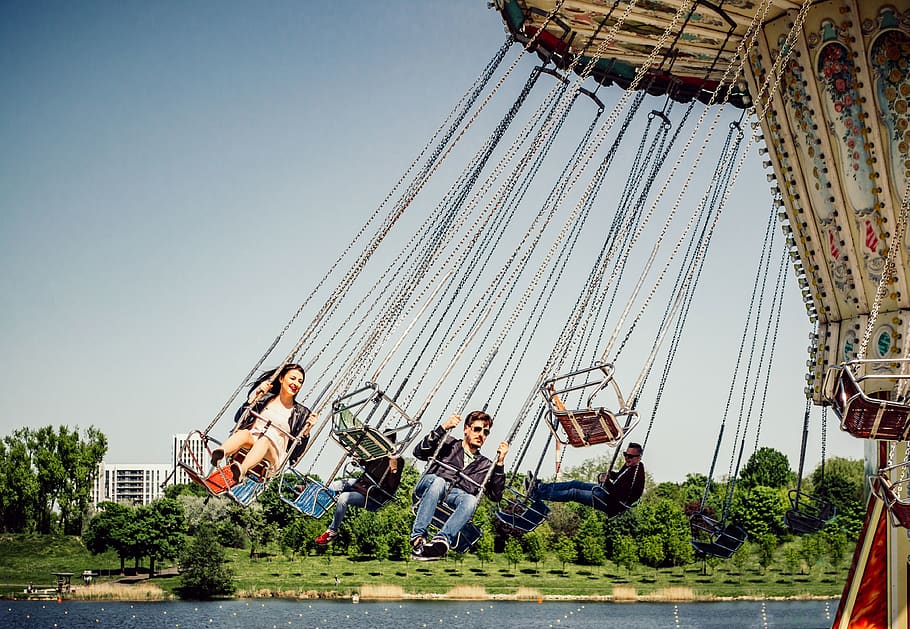polen, rondell, roligt, himmel, blå, blå himmel, parkera, sjö, vatten, människor, flygande, minimalism, killar, Foto, fotografi, fotografering, sommar, sommartid, flyga, nöjespark rida, grupp människor, riktiga människor, nöjespark, klar himmel, natur, män, dag, fritidsaktivitet, njutning, konstkultur och underhållning, växt, byggd struktur, Sammanträde, livsstilar, arkitektur, utomhus, spänning, 4K