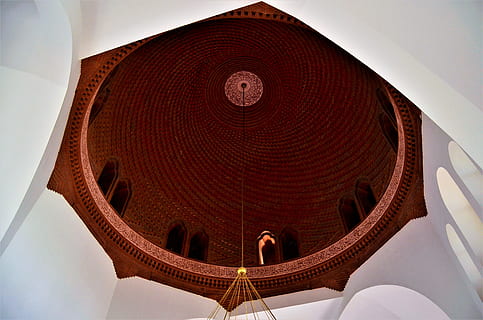 brunt kuppel loft, dome, arkitektur, bygning, sort, møbel, indendørs, indretning, livsstil, luksus, rigtige mennesker, en person, rigdom, mønster, herrer, fritidsaktivitet, høj vinkel visning, voksen, Kvinder, rød, bagfra, form, lempelse, menneskelig kropsdel, dag, loft, 4K, CC0, offentligt domæne, royaltyfrie
