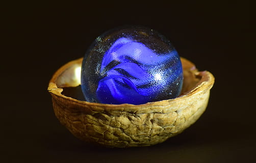 Marmor, Nussschale, Walnussschale, Glas, Holz, klein, runden, Blau, glänzend, Glasmarmor, Glaskugel, Ball, Marmor in einer Nussschale, Planet, drinnen, Nahansicht, Lebensmittel, Stillleben, keine Leute, Essen und Trinken, Studioaufnahme, Wohlbefinden, lila, gesundes Essen, Frische, schwarzer Hintergrund, Tabelle, Schüssel, Ei, Fokus auf den Vordergrund, Kugel, 5K, CC0, gemeinfrei, lizenzfrei