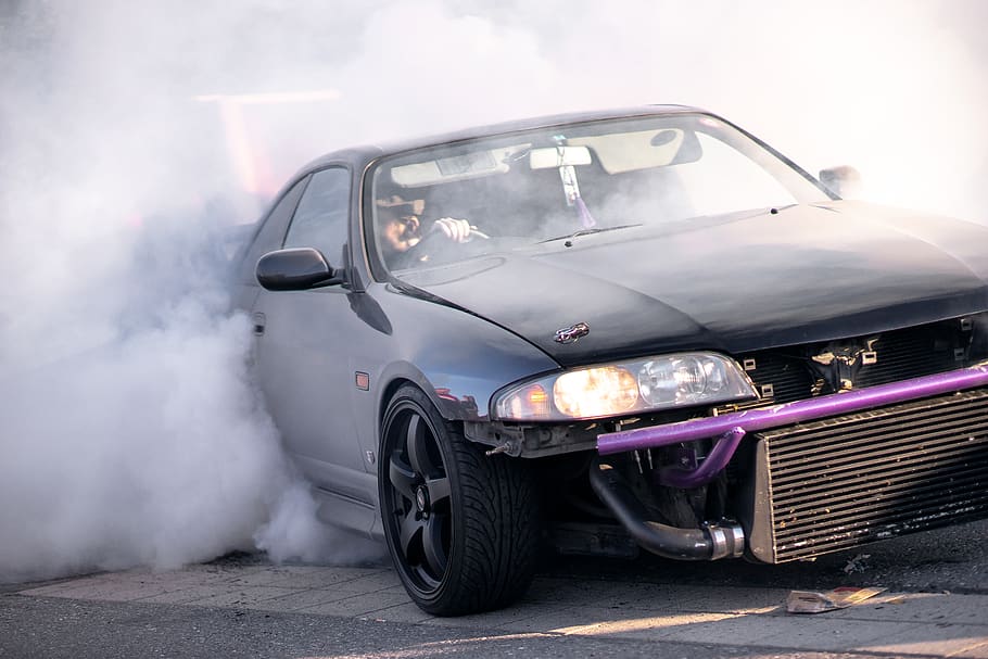grå coupe, bil, automobil, køretøj, transportmidler, dæk, maskine, hjul, bilhjul, talte, legeringshjul, sportsvogn, forlygte, lys, motorsport, tuning, #drifting, person, human, forrude, spejl, transportform, motor køretøj, land køretøj, røg - fysisk struktur, vej, dag, by, gade, ulykke, udendørs, beskadiget, tilfældige mennesker, kørsel, rejse, skilt, mennesker, 5K